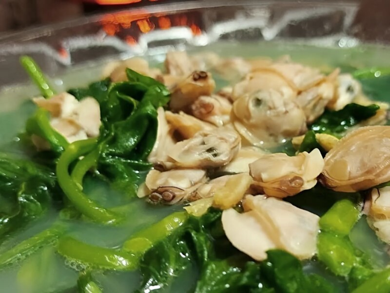Bát canh ngao mồng tơi rau đay xanh mát, bổ dưỡng