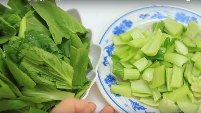 Rau cải đã được cắt khúc, thịt băm, hành và gừng băm nhuyễn sẵn sàng để chế biến