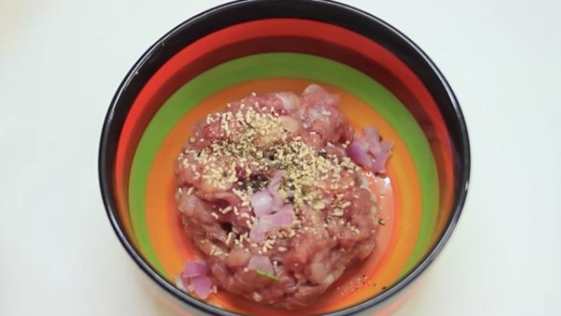 Thịt băm đã được ướp gia vị đầy đủ và vo thành từng viên tròn nhỏ