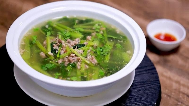 Một bát canh cải thịt băm hấp dẫn, toát lên hương vị tươi ngon và bổ dưỡng