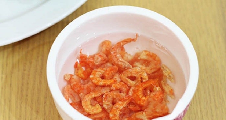Tôm khô sau khi ngâm và sơ chế để nấu canh rau dền
