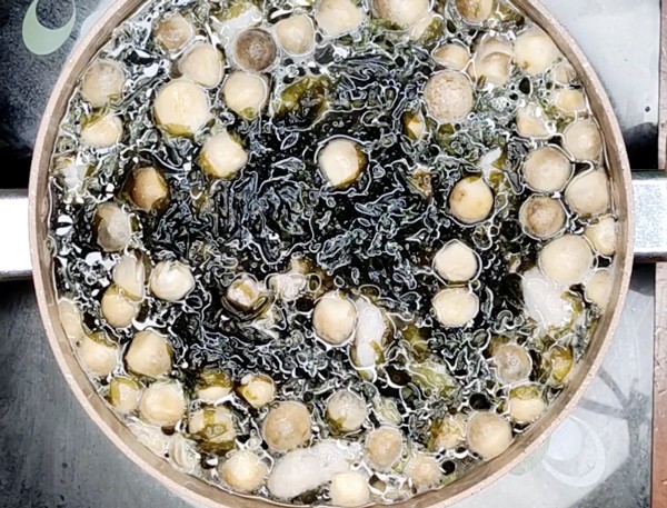 Nấu canh rong biển chả cá nấm