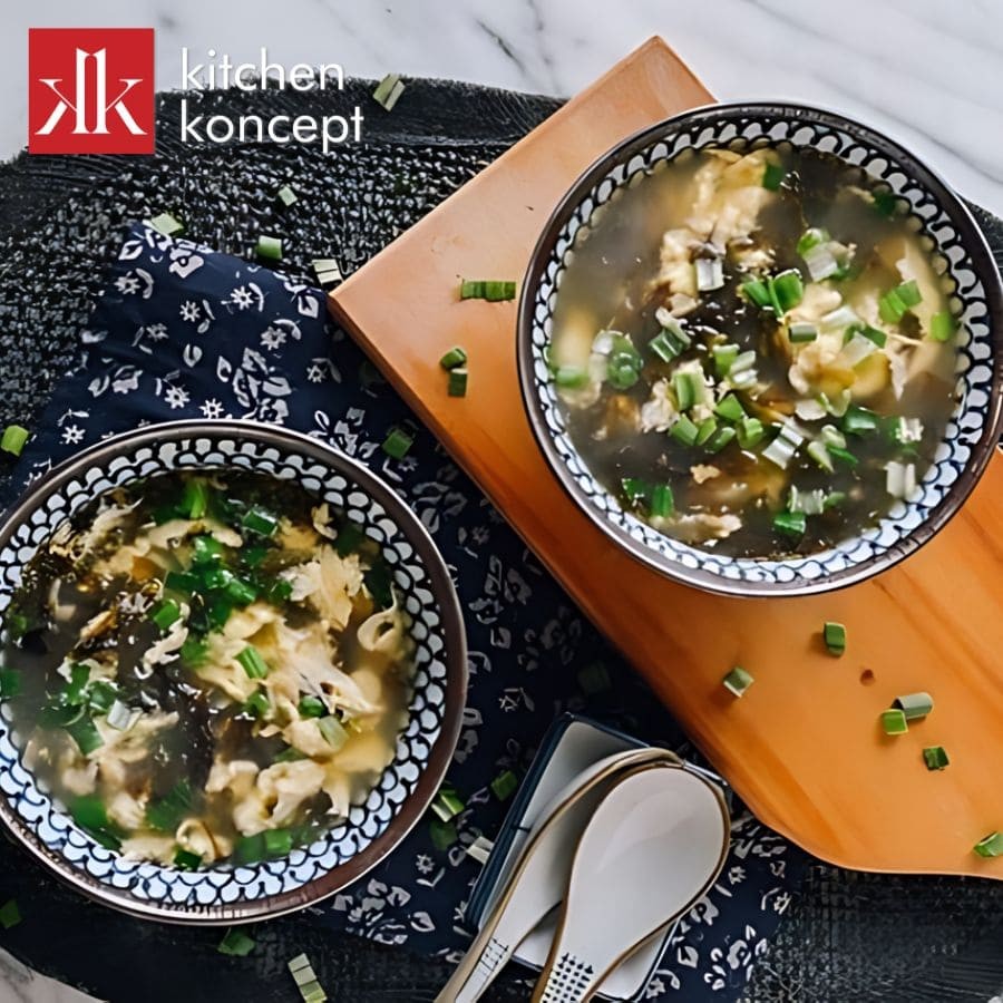Canh rong biển trứng với nước dùng trong