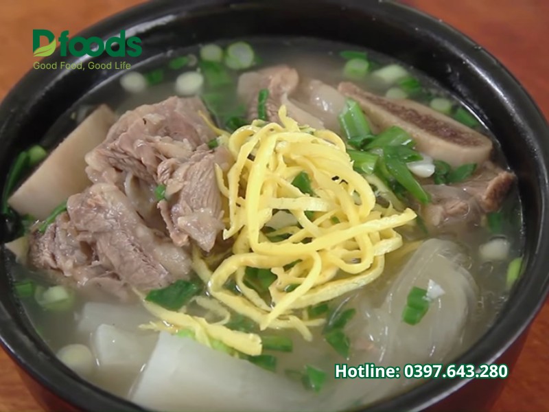 Thưởng thức thành phẩm canh tiết bò thơm ngon, bổ dưỡng cho bữa ăn ấm cúng