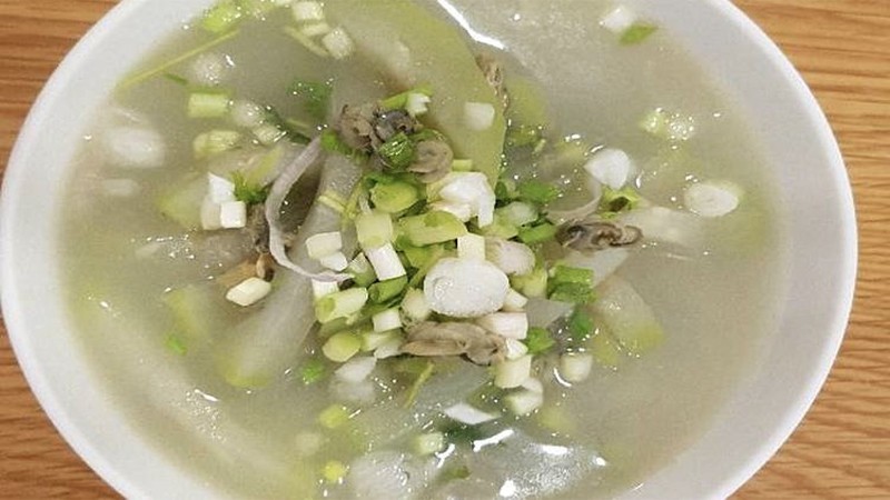 Hoàn thành món canh bầu với trai nóng hổi