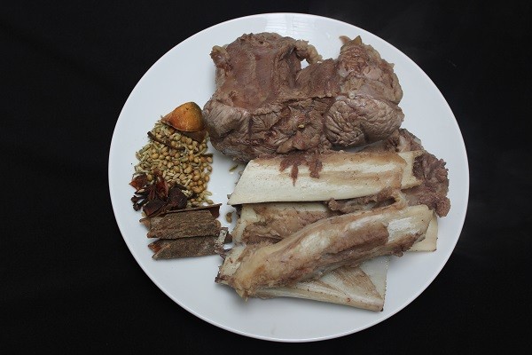 Xương ống bò và sườn thăn chuẩn bị nấu canh giải khoai