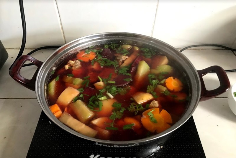 Nấu canh xương hầm cùng các loại rau củ đã sơ chế