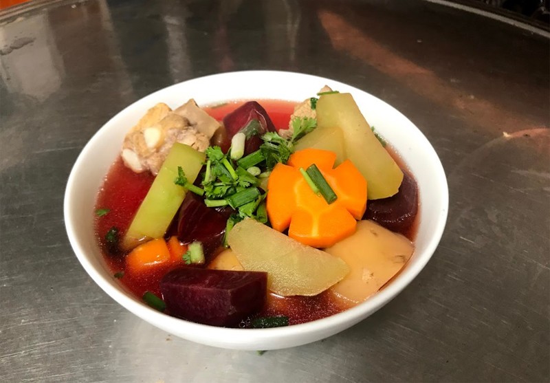 Thành phẩm món canh xương hầm rau củ đã hoàn thành