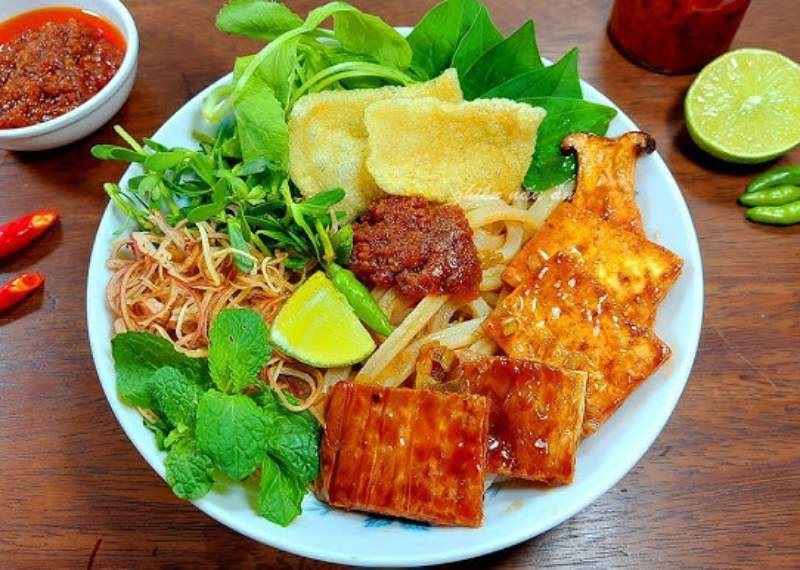 Thưởng thức Cao lầu chay hoành thánh thơm ngon