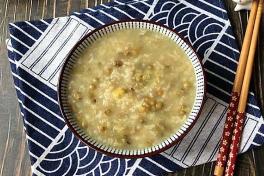 Cháo cá lăng đậu xanh sánh mịn, cung cấp dinh dưỡng toàn diện cho bé