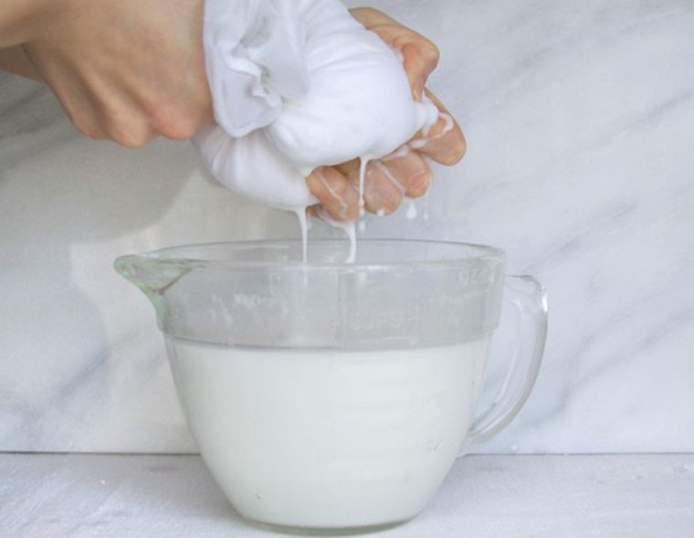 Dừa nạo được vắt lấy nước cốt dừa