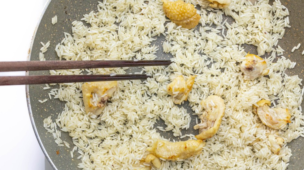 Rang gạo để cháo thơm và nhanh nở