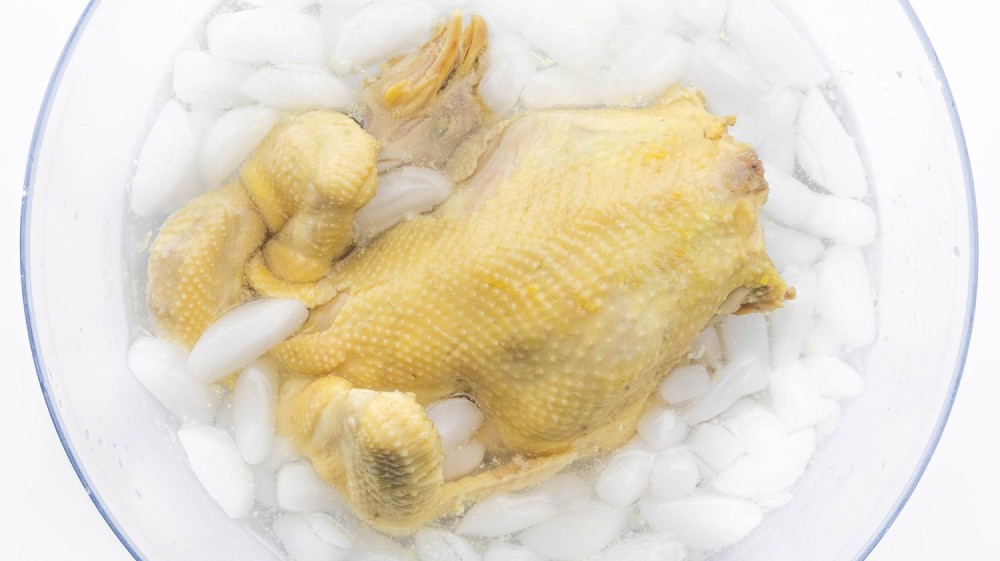 Luộc gà để có nước dùng trong và thịt gà ngon