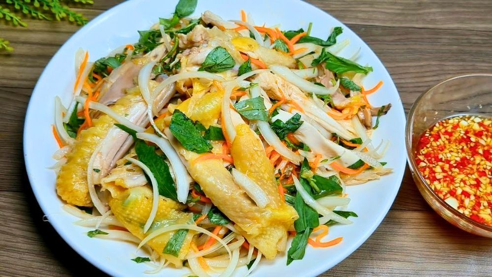 Làm gỏi gà trộn hành tây ăn kèm cháo