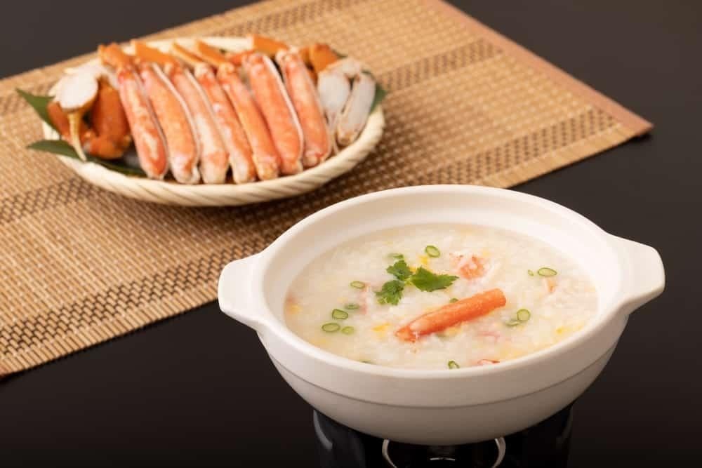 Bát cháo ghẹ cơ bản cho bé ăn dặm, minh họa một trong những cách nấu cháo ghẹ cho bé dễ làm