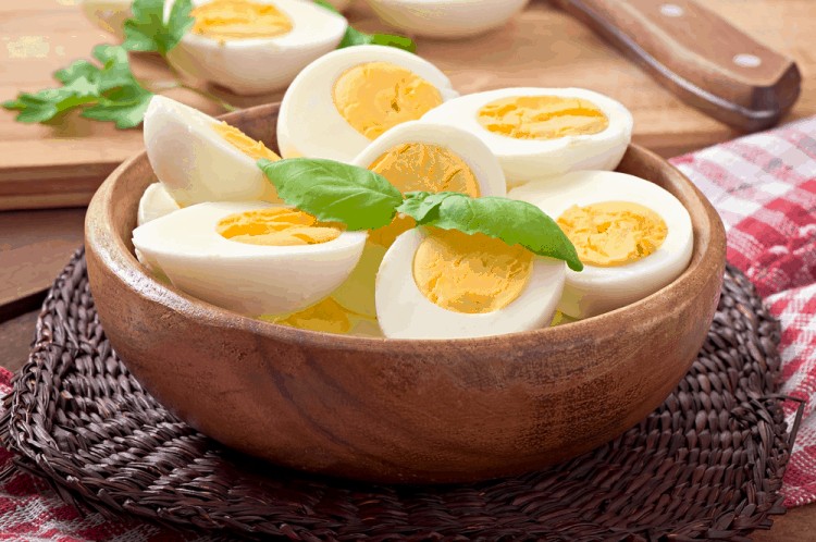 Nồi cháo hạt sen đang sôi nhẹ, quyện cùng thịt băm và cà rốt