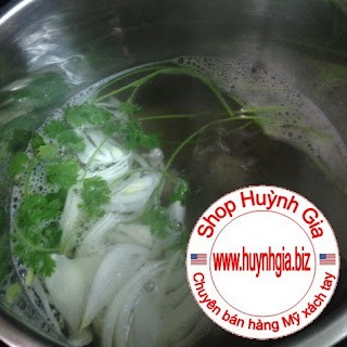 xương heo đang hầm tạo nước dùng ngọt tự nhiên cho cháo
