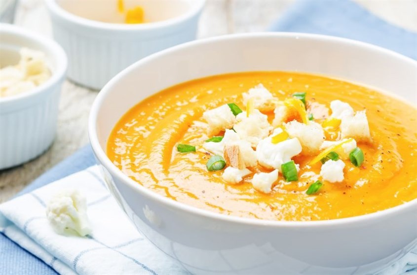 Gợi ý cách nấu súp khoai tây cho bé kết hợp bí đỏ, mang đến hương vị ngọt thơm và màu sắc hấp dẫn.