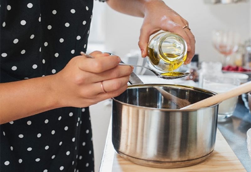 Thêm một ít dầu ăn vào cháo giúp cháo béo ngậy hơn và không bị dính