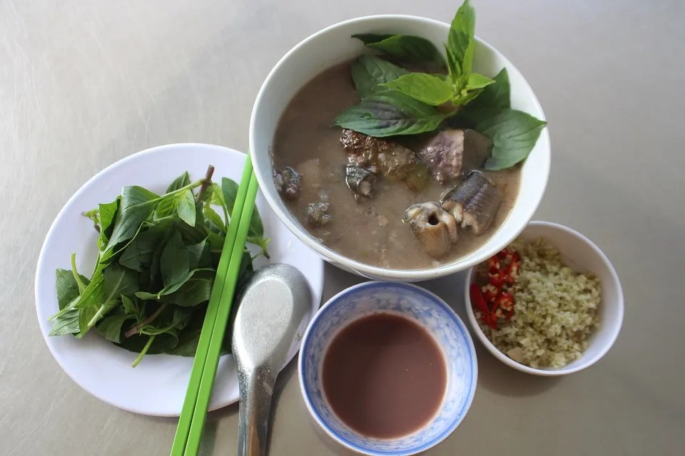 Tô cháo môn lươn mắm ruốc hoàn chỉnh, sẵn sàng thưởng thức.