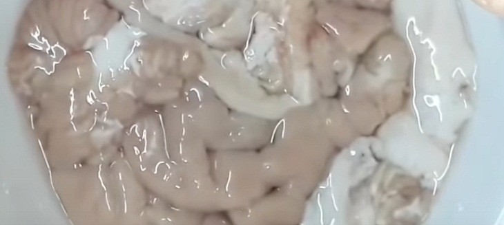 Óc heo đã làm sạch và cà rốt cắt nhỏ chuẩn bị nấu cháo