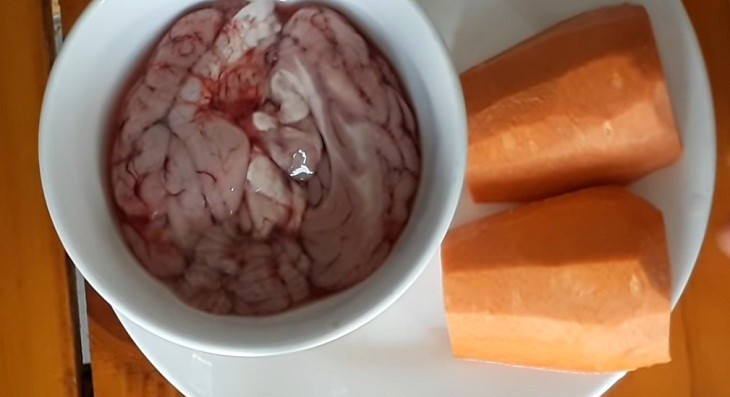 Nguyên liệu cho món cháo óc heo cà rốt gồm óc heo, cà rốt, gạo