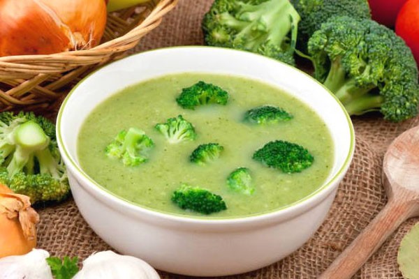 Các bước chuẩn bị nguyên liệu và dụng cụ để nấu cháo rây rau củ cho bé ăn dặm
