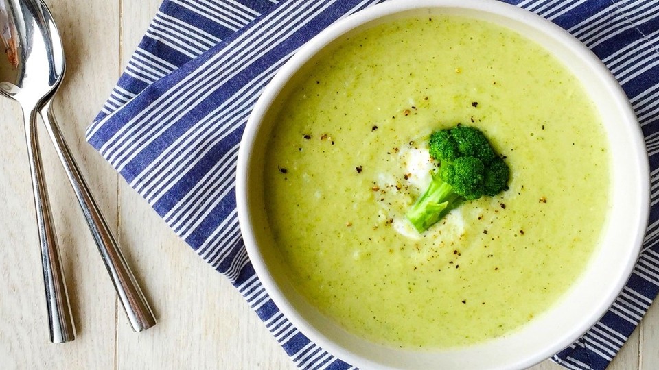 Bát cháo rây súp lơ xanh và khoai tây mịn màng, cung cấp vitamin cho bé theo cách nấu cháo rây rau củ này