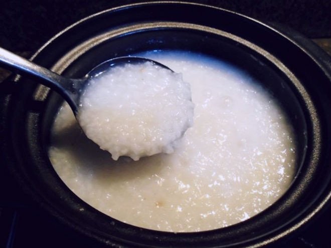 Nồi cháo gạo trắng đang ninh nhừ, cơ sở cho món cháo thịt băm tía tô.