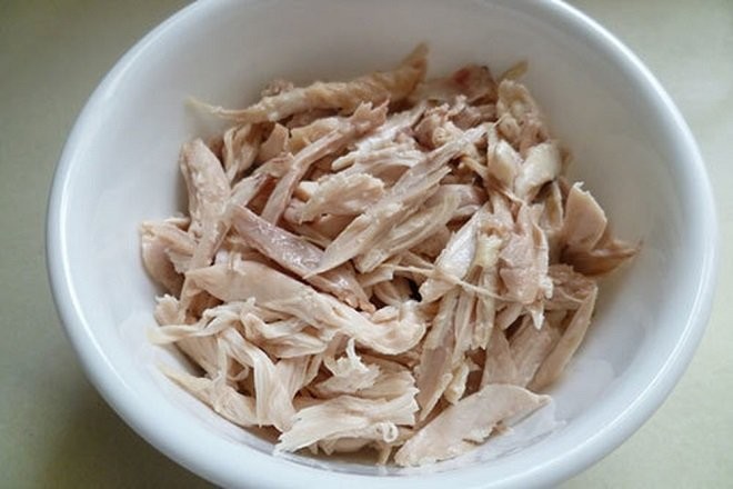 Thịt gà luộc đã xé sợi nhỏ, sẵn sàng cho món cháo gà tía tô.