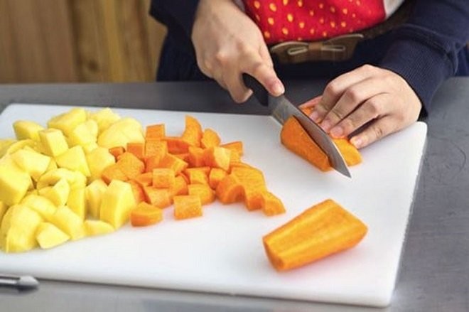 Cà rốt và khoai tây thái hạt lựu, sẵn sàng cho công thức cháo thịt băm tía tô.