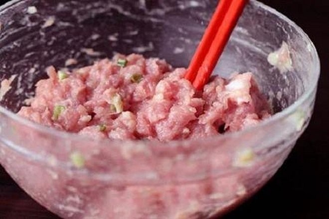 Thịt heo băm nhuyễn đang được ướp gia vị chuẩn bị nấu cháo thịt băm tía tô.