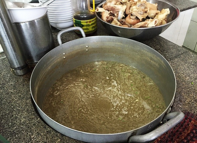 Quá trình lọc nước hầm xương để có nước dùng trong cho món cháo thịt băm tía tô.