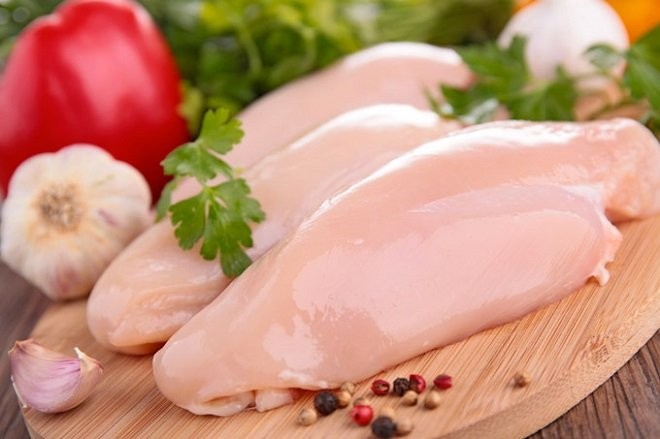 Ức gà tươi, nguyên liệu lý tưởng cho món cháo thịt gà tía tô.