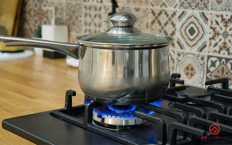 Lưu ý an toàn quan trọng khi sử dụng bếp ga nấu cháo trắng, đặc biệt khi có trẻ nhỏ