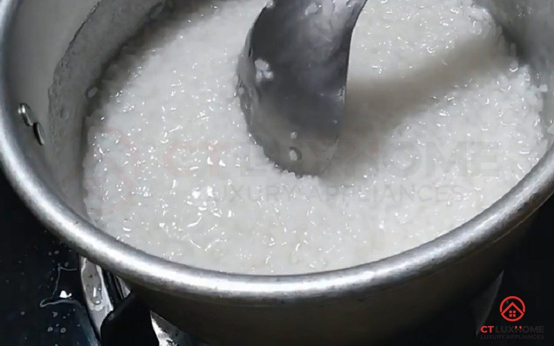 Khắc phục các vấn đề thường gặp khi nấu cháo trắng bằng bếp ga như cháo trào, cháy nồi