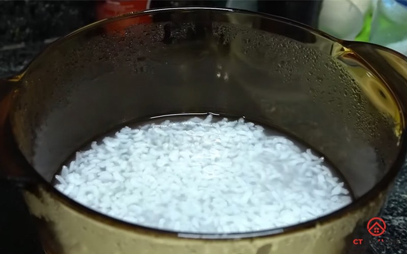 Các nguyên liệu cơ bản cho món cháo trắng gồm gạo tẻ, gạo nếp, nước và muối, chuẩn bị cho cách nấu cháo trắng bằng bếp ga