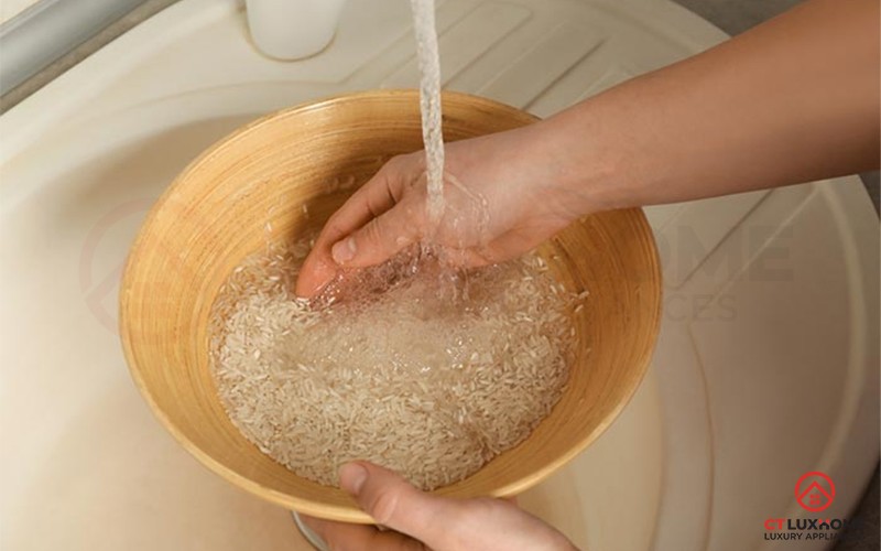 Chuẩn bị gạo sạch, ngâm và rang sơ để nấu cháo trắng bằng bếp ga nhanh mềm và thơm ngon