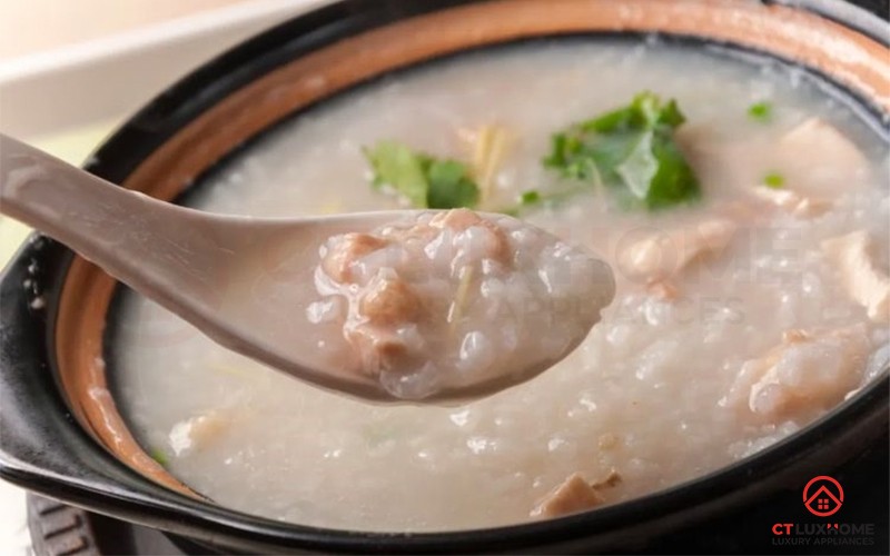 Thêm gừng thái lát và hành lá vào nồi cháo trắng gần chín để tăng hương vị hấp dẫn