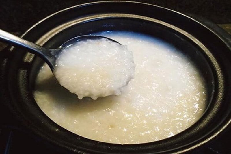 Không nên khuấy nhiều lần khiến cháo bị vữa, nát