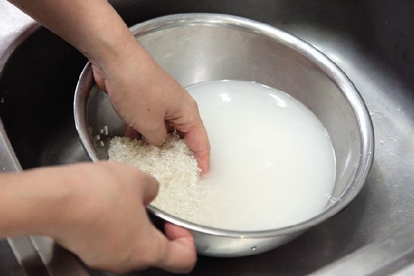 Nguyên liệu đã sơ chế sẵn sàng cho món cháo trứng gà tía tô giải cảm, bao gồm tía tô, hành lá, gừng thái sợi và hành tím thái mỏng