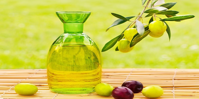 Sử dụng dầu oliu cho bé ăn dặm để tăng cường chất béo có lợi
