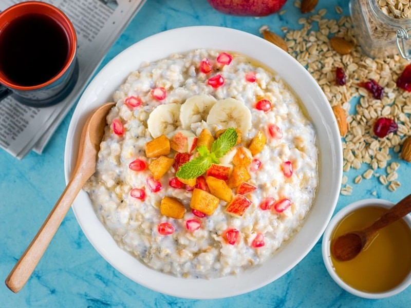 Bát cháo yến mạch với các loại hạt và trái cây tươi, giàu vitamin – lựa chọn tuyệt vời trong cách nấu cháo yến mạch cho bà bầu