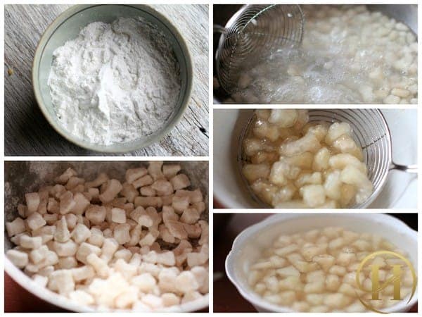 Trộn đều bột năng với cùi bưởi đã sơ chế, bước tạo độ giòn cho chè bưởi ngon nhất