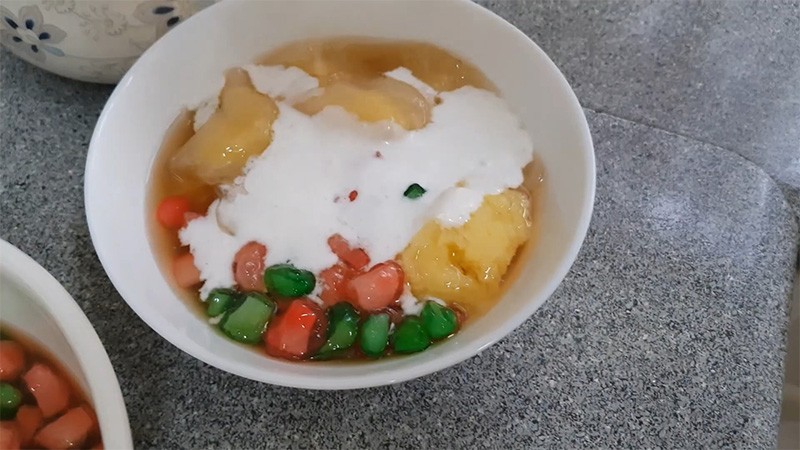 Thành phẩm chè đậu xanh bột lọc hấp dẫn với màu sắc tươi sáng và topping đa dạng