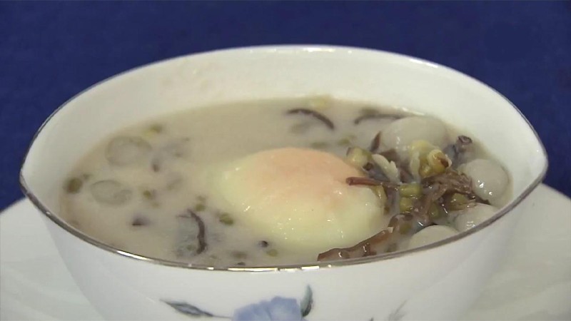 Chè đậu xanh hột gà thơm ngon chuẩn bị thưởng thức