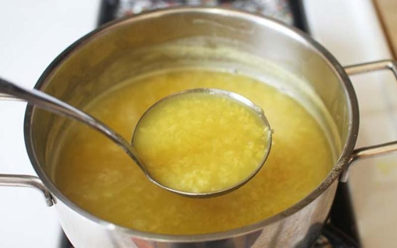 Nồi chè đậu xanh đang nấu trên bếp