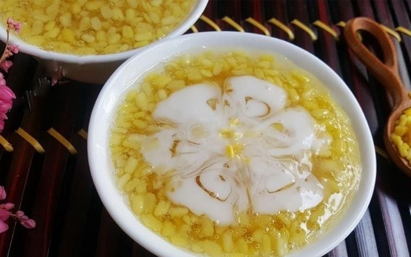 Thưởng thức chè xanh dừa nóng hoặc lạnh đều ngon