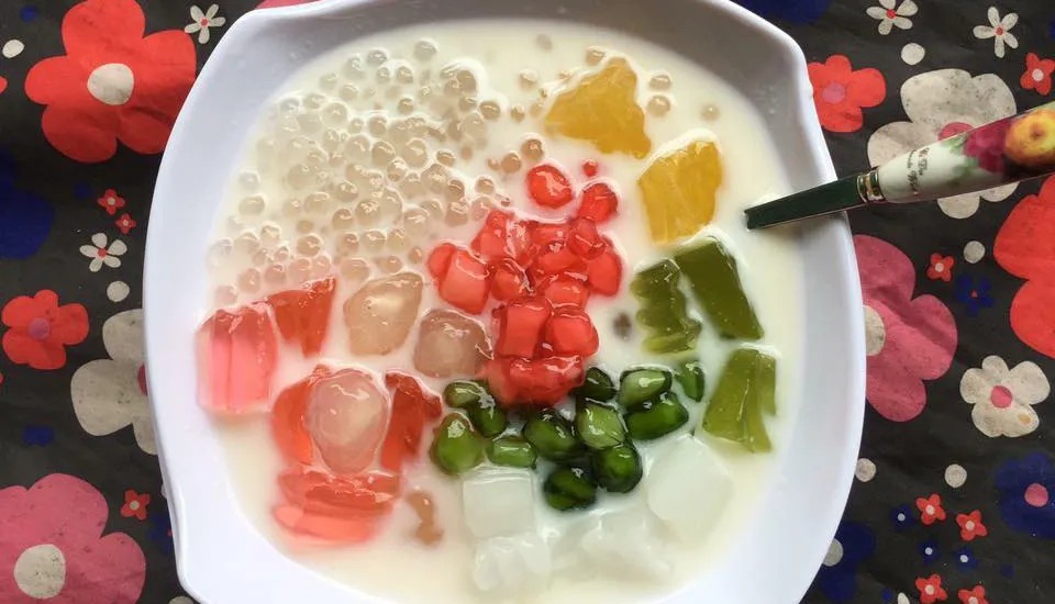 Hình ảnh một bát chè hạt lựu khô ngon miệng, nhấn mạnh sự tươi ngon và cần bảo quản đúng cách