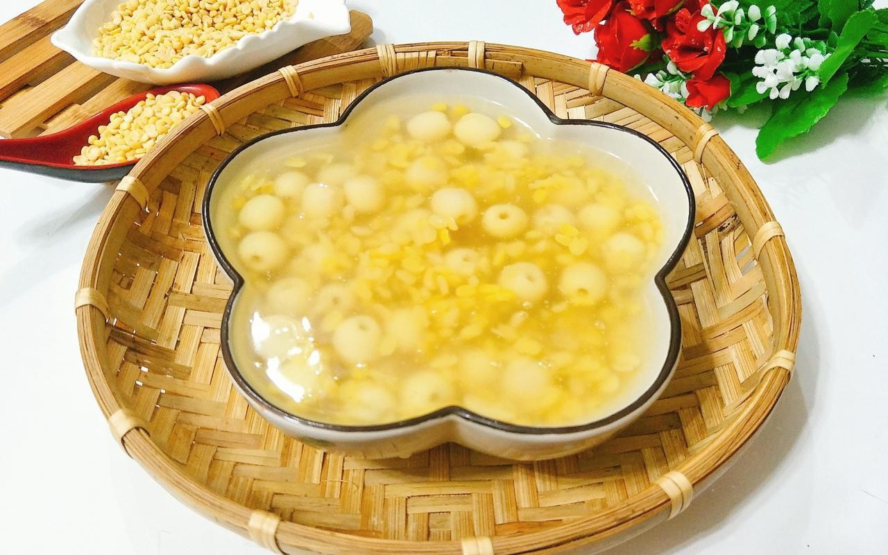 Bát chè hạt sen đậu xanh với nước cốt dừa, đậu xanh bở tơi và hạt sen không bị nát